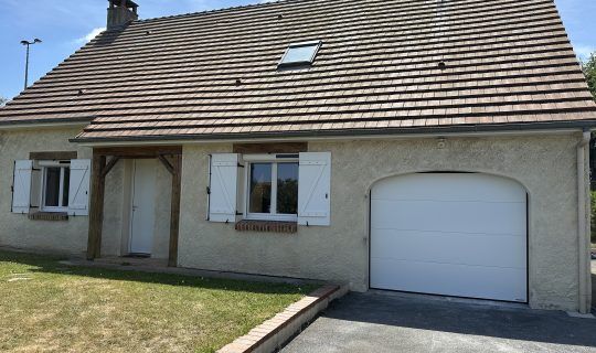 drd-menuiserie-porte-entree-alu-belm-porte-de-garage-sectionnelle-motorise-gypass