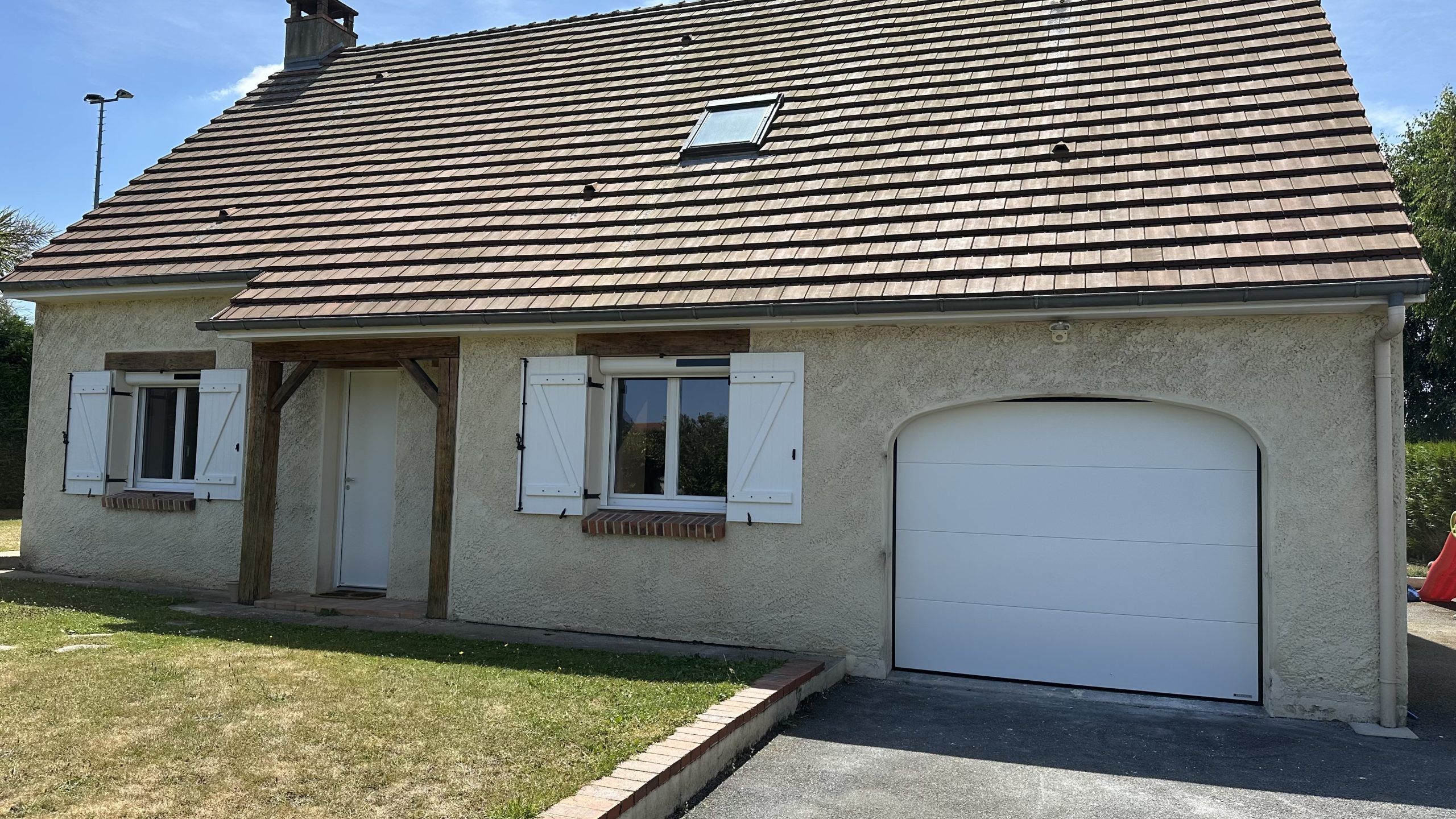 drd-menuiserie-porte-entree-alu-belm-porte-de-garage-sectionnelle-motorise-gypass